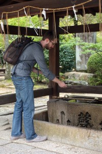 Die rituelle Reinigung vorm Betreten von Schreinen und Tempeln