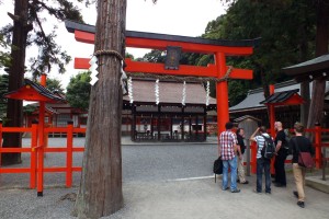 Das große Torii markiert den Zugang zum Innenbereich des Yoshida Schreins